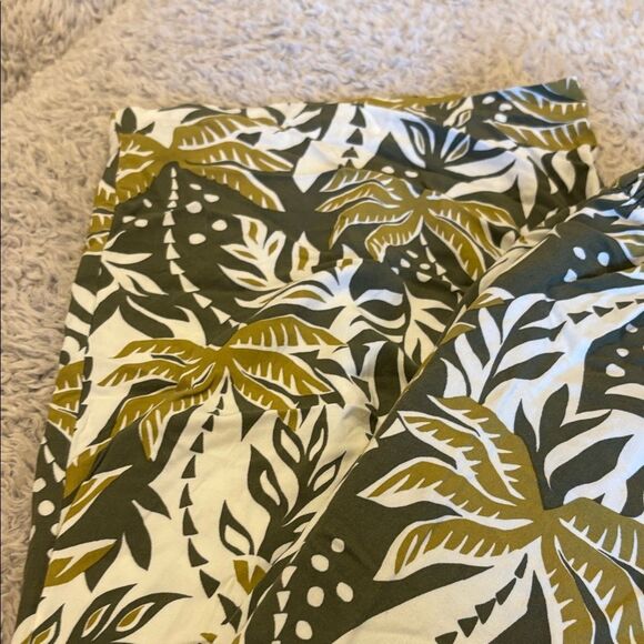 Old Navy Green and White Leaf Print Pants - Picture 5 of 7
